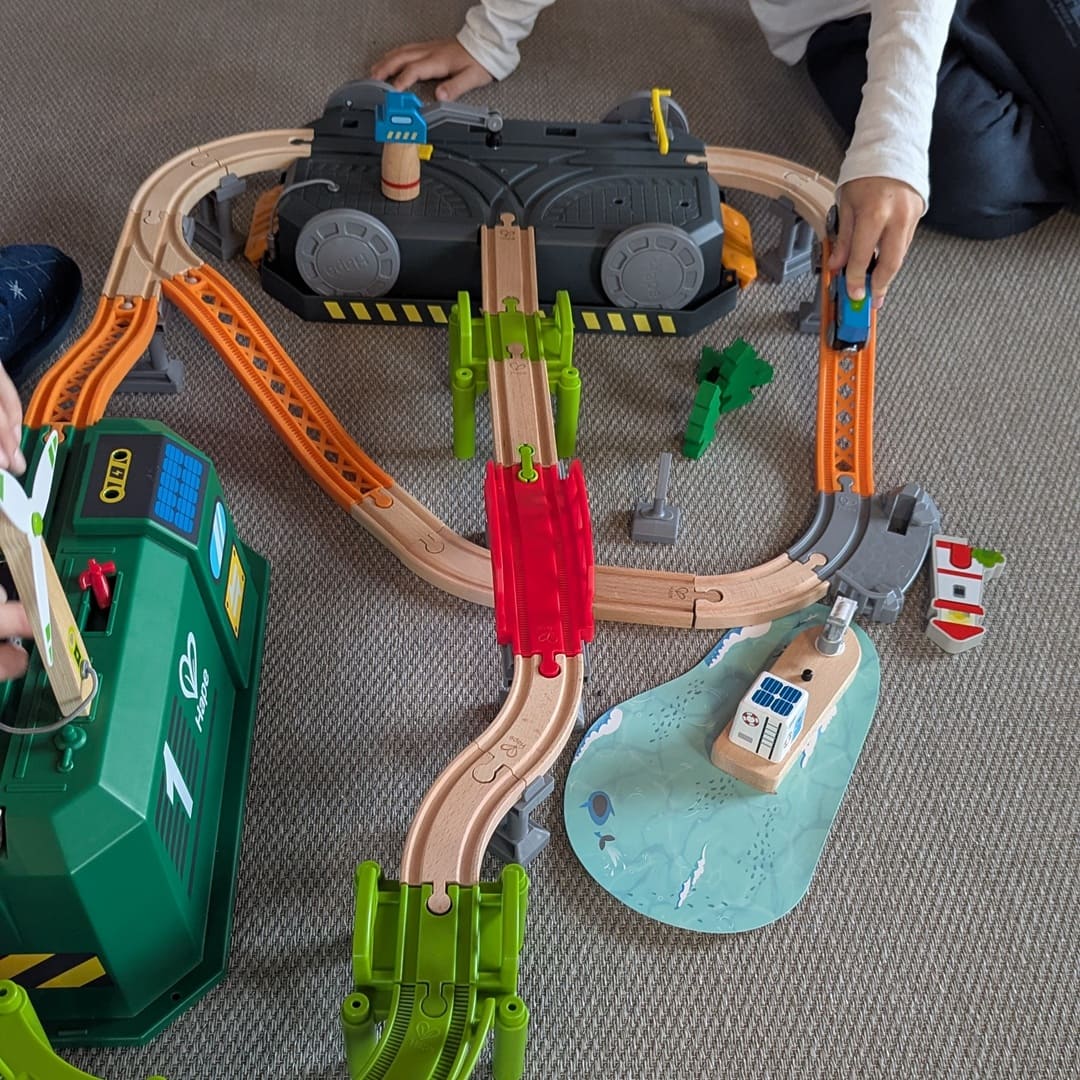Hape - SET DE TREN ENERGÍA ECO EN CUBO