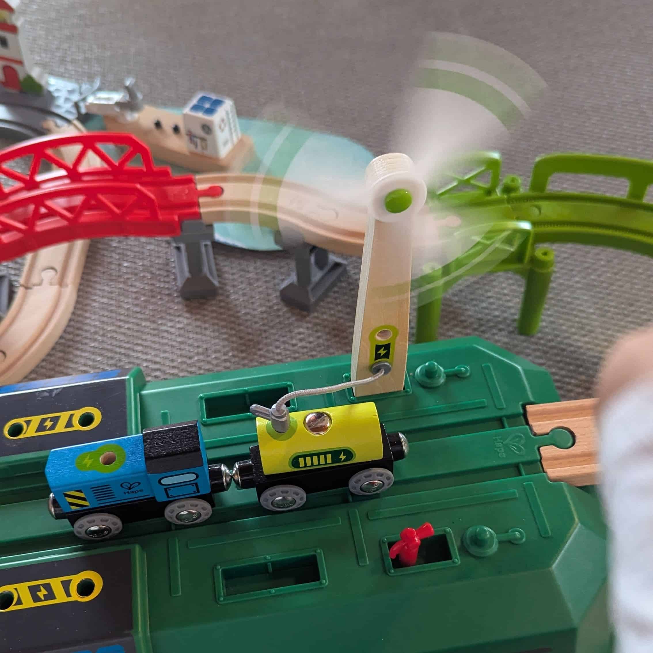 Hape - SET DE TREN ENERGÍA ECO EN CUBO